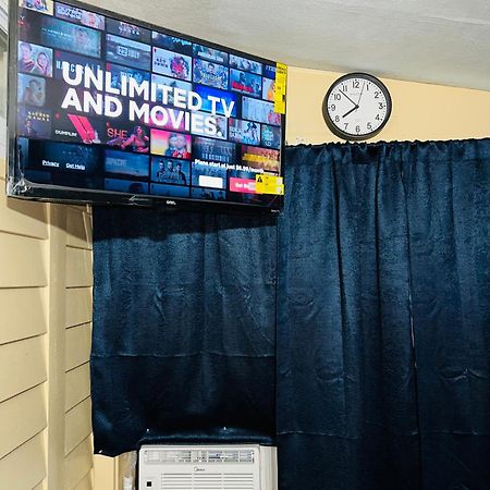 Budget Room Minutes From Downtown Хартфорд Экстерьер фото